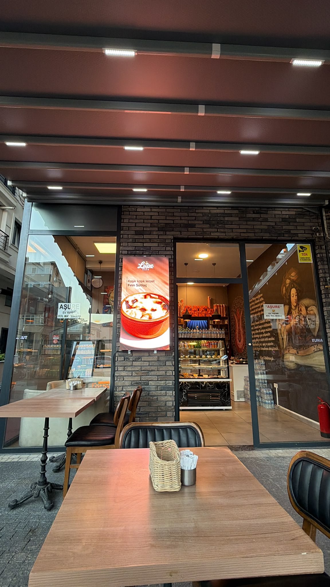 Bağdat Caddesi, Kadıköy / İstanbul Lupe Coffee 128 cm x 64cm – P2.5 Dış Mekan