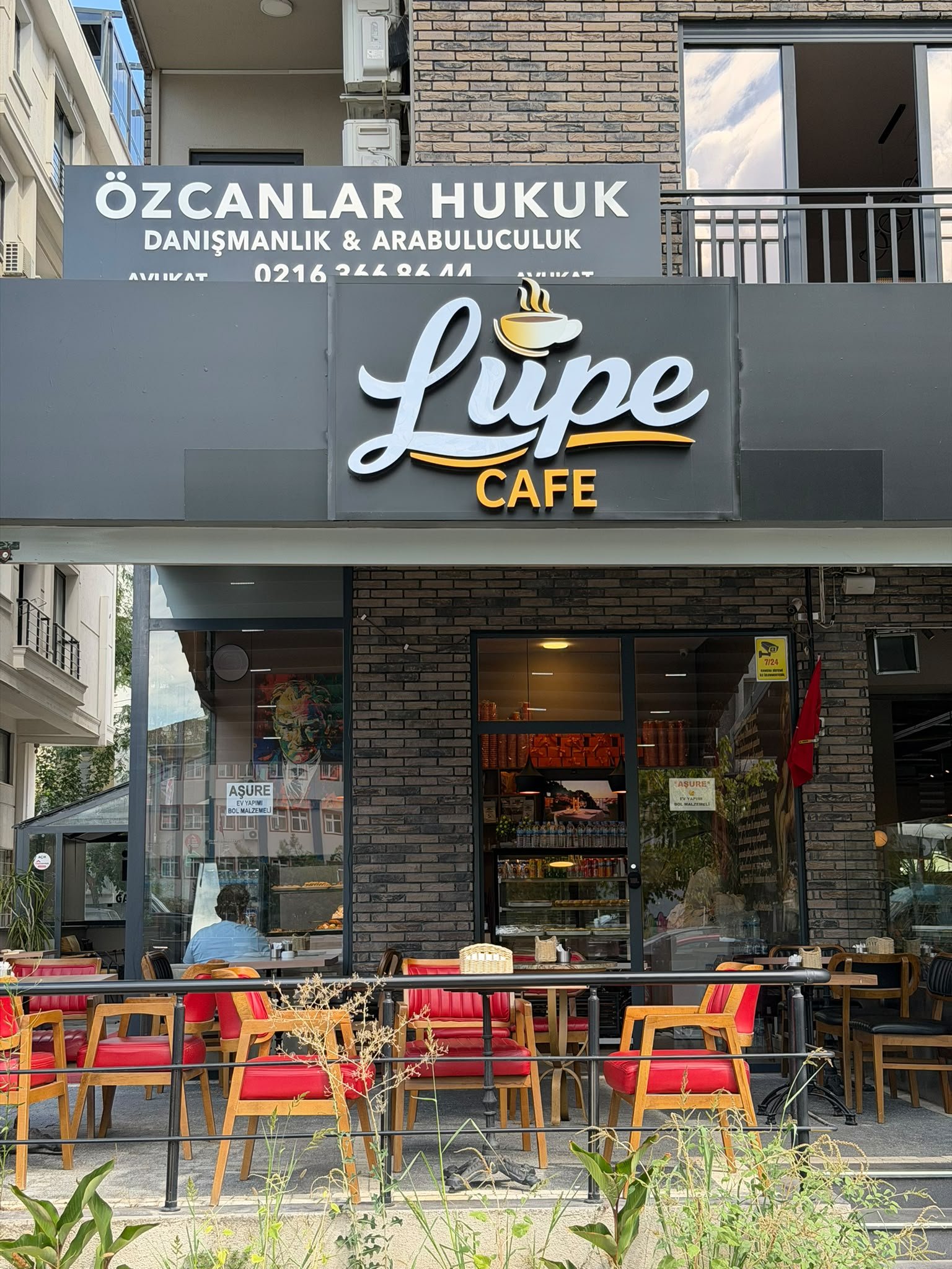 Bağdat Caddesi, Kadıköy / İstanbul Lupe Coffee LED Ekran Uygulama Öncesi Durum